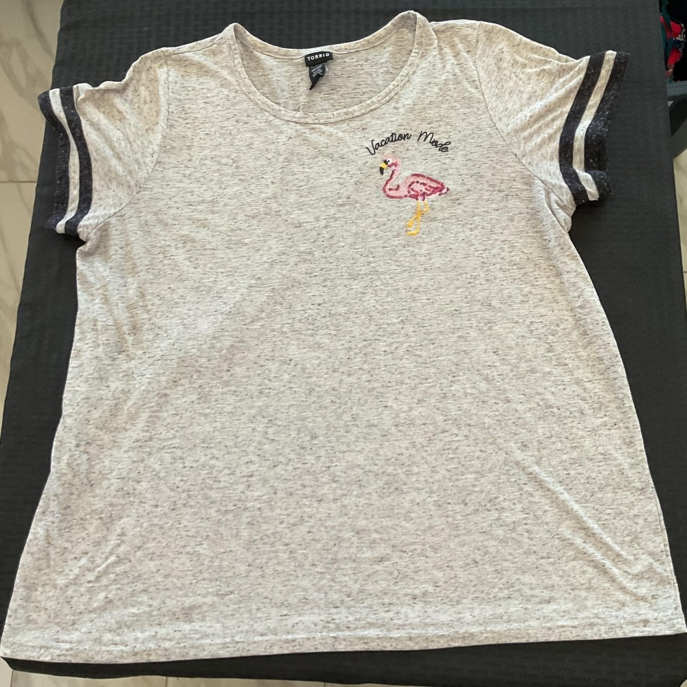 Torrid Shirt Womens Size 3 Gray Vacation Mode Flamingo Sequin Graphic Tee Top
